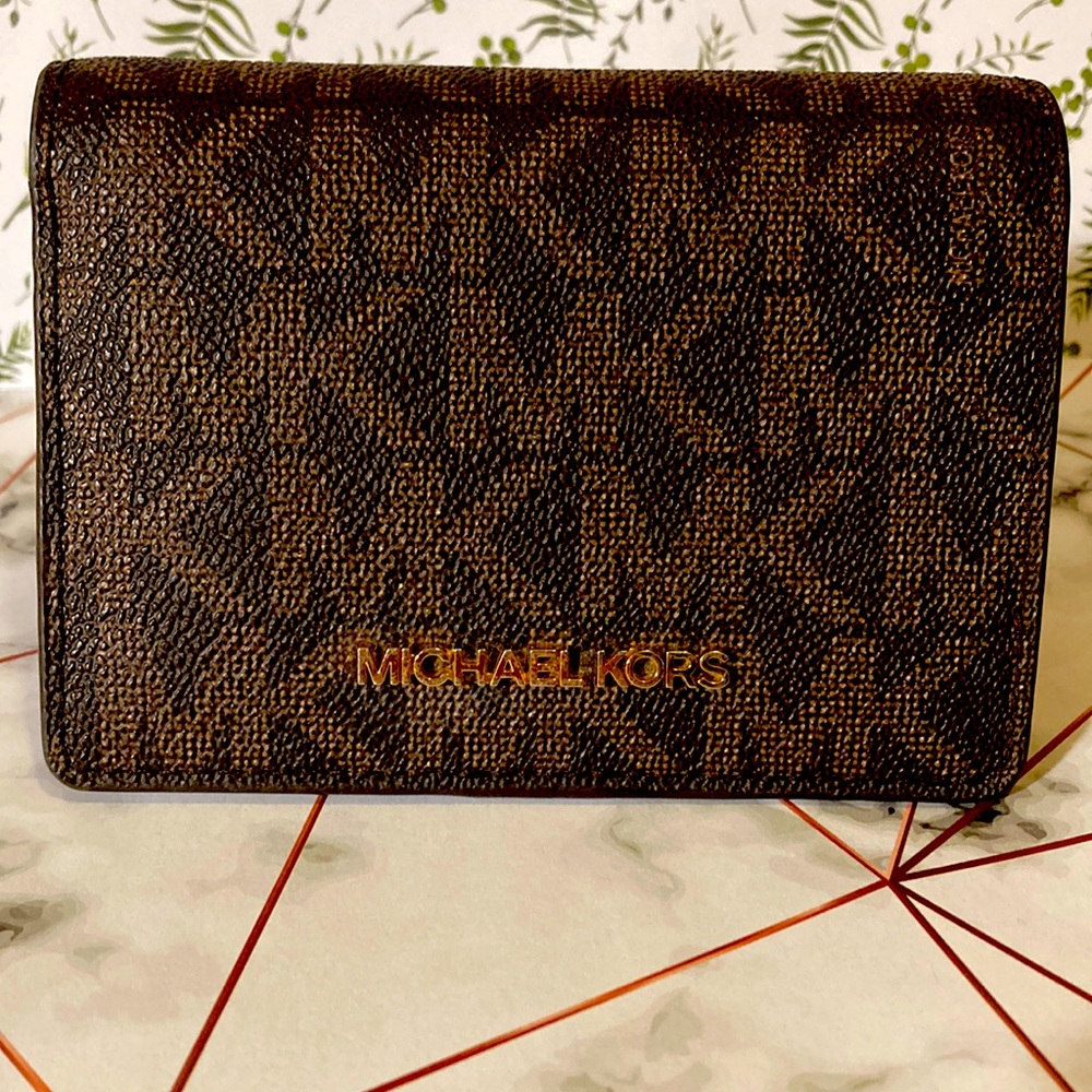 Michael Kors  Logo Wallet in perfect condition I bought it  and never used it